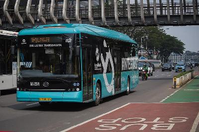 Bus Listrik Transjakarta melintas di Jalan Jenderal Sudirman, Jakarta,12 Juni 2022. TEMPO/M Taufan Rengganis