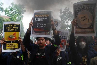 Aksi mahasiswa menentang RKUHP di depan Gedung DPRD Provinsi Jawa Barat di Bandung, 30 Juni 2022.  TEMPO/Prima Mulia