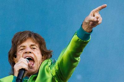 Mick Jagger saat konser Stones Sixty Europe 2022 Tour di Belgia, 11 Juli 2022. REUTERS/Yves Herman