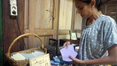 Karyawan menunjukan pembalut kain produksi Biyung Indonesia di Dusun Sembungan, Bangunjiwo, Kasihan, Bantul, Yogyakarta,  14 Juli 2022TEMPO/Shinta Maharani 
