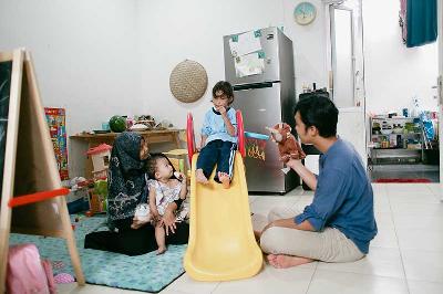 Keluarga Feri Setiawan di kediamannya, kawasan Setu, Tangerang Selatan, Banten, 13 Juli 2022. TEMPO/M Taufan Rengganis