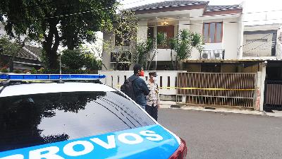 South Jakarta Metro Police organize a follow-up investigation of the crime scene in the case of a shoot-out between police officers that killed Brig. Novriansyah Yosua Hutabarat at the official residence of Police Internal Affairs Division Chief Insp. Gen. Ferdy Sambo in the National Police Housing Complex, Duren Tiga, Jakarta, July 13.
TEMPO/Subekti
