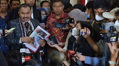 Kamaruddin Simanjuntak memperlihatkan foto Brigadir Yoshua Hutabarat saat membuat pelaporan di Bareskrim Mabes Polri, Jakarta, 18 Juli 2022. TEMPO/ Febri Angga Palguna