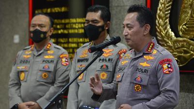 Kapolri Jenderal Listyo Sigit Prabowo menonaktifkan Irjen Ferdy Sambo dari jabatanya sebagai Kepala Divisi Propam pada jumpa pers di Mabes Polri, Jakarta, 18 Juli 2022. TEMPO/ Febri Angga Palguna