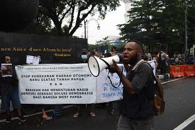 Mahasiswa Papua menggelar aksi ujuk rasa di monumen Bola Dunia Asia Afrika, Bandung, Jawa Barat, 14 Juli 2022. TEMPO/Prima Mulia