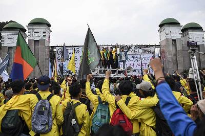 Aksi mahasiswa terkait penolakan terhadap RKUHP di depan Gedung DPR, Senayan, Jakarta, 28 Juni 2022. ANTARA/M Risyal Hidayat