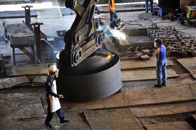 Pekerja memotong lempengan baja panas di pabrik pembuatan hot rolled coil (HRC) PT Krakatau Steel (Persero) Tbk di Cilegon, Banten. ANTARA/Asep Fathulrahman