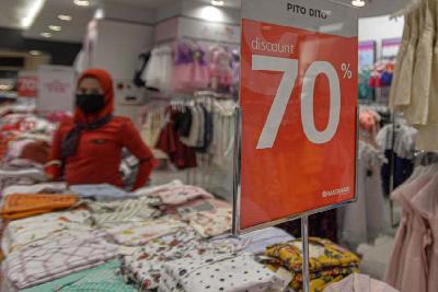Suasana penjualan pakaian jadi di sebuah mal di Kelapa Gading, Jakarta. Tempo/Tony Hartawan
