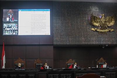 Ketua Majelis Hakim Mahkamah Konstitusi (MK) Anwar Usman (kiri) memimpin sidang putusan uji materi Undang-Undang Nomor 35 Tahun 2009 tentang Narkotika terhadap UUD 1945 terkait ganja medis di Mahkamah Konstitusi, Jakarta, 20 Juli 2022. TEMPO/ Hilman Fathurrahman W