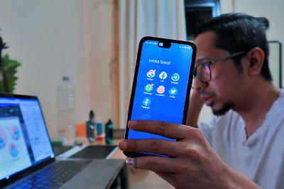 Warga membuka menu aplikasi media sosial di Jakarta, 20 Juli 2022. TEMPO/Nita Dian
