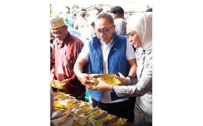 Tangkapan layar video Menteri Perdagangan dan Ketua Umum DPP PAN Zulkifli Hasan bersama anaknya, Futri Zulya Safitri, membagikan minyak goreng gratis dalam PANSar Murah di Telukbetung Timur, Bandar Lampung, Sabtu 9 Juli 2022. Instagram/ Partai Amanat Nasional