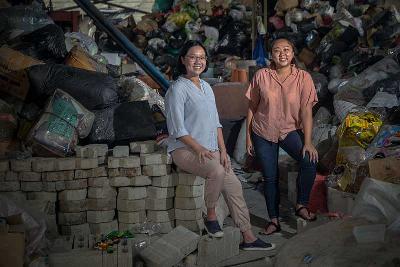 Pendiri Rebricks Indonesia Tan Novita (kiri) dan Ovy Sabrina di bengkel kerja Rebricks Indonesia di Jakarta, 6 Juli 2022. Tempo/Tony Hartawan