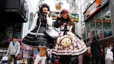 Pemudi Jepang mengenakan pakaian bertema 'Lolita' yang dipengaruhi oleh gaya Victoria, di distrik perbelanjaan Harajuku, Tokyo, Jepang 15 Maret 2018. REUTERS/Kim Kyung-Hoon
