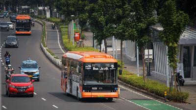Bus Listrik Transjakarta melintas di Jalan Jenderal Sudirman, Jakarta,  12 Juni 2022. TEMPO/M Taufan Rengganis