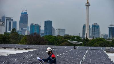Petugas memeriksa instalasi panel surya di  Jakarta, 3 September 2020.  Tempo/Tony Hartawan