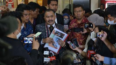 Kamaruddin Simanjuntak, kuasa hukum keluarga Brigadir Nofriansyah Yosua Hutabarat, membuat pelaporan di Bareskrim Mabes Polri, Jakarta,  18 Juli 2022/TEMPO/ Febri Angga Palguna