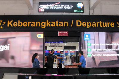 Calon penumpang di Terminal Keberangkatan Bandara Halim Perdanakusuma, Jakarta, 20 Maret 2021. TEMPO / Hilman Fathurrahman W
