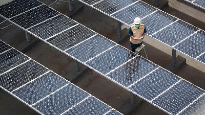 An official checks the solar panels installed on the roof of the building of the Electricity Directorate-General of the Energy and Mineral Resources Ministry, Jakarta, in March 2021.
ANTARA FOTO/Aditya Pradana Putra/File Photo
