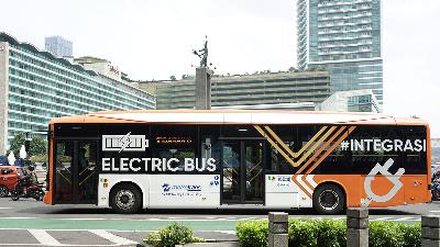 The Transjakarta electric bus passes at the Hotel Indonesia Roundabout, Jakarta, May 24.
TEMPO/Muhammad Hidayat
