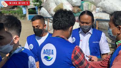 Para sukarelawan Aqua mengkampanyekan program Inclusive Recycling Indonesia.