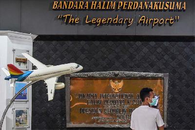 Seorang calon penumpang di Bandara Halim Perdanakusuma, Jakarta Timur. ANTARA/M Risyal Hidayat