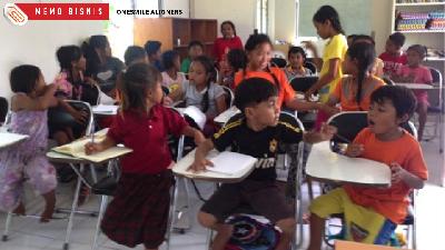 Anak-anak yang tinggal di TPA Suwung mendapatkan pendidikan sekolah gratis di Suwung Community Centre di Denpasar Bali.
