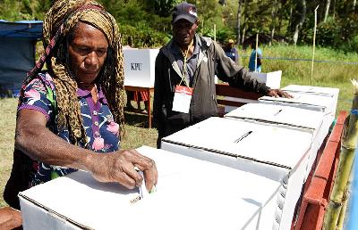 Warga mengikuti Pemilu 2019 di Distrik Libarek Wamena, Jayawijaya, Papua, 17 April 2019. ANTARA/Iwan Adisaputra