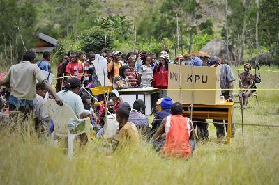 Warga mengikuti Pemilu di TPS Lapangan Kampung Pike, Distrik Pesugi, Jayawijaya, Papua, 9 April 2014. ANTARA/Yudhi Mahatma