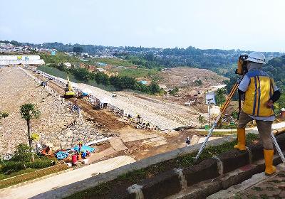 Pekerja menyelesaikan pengerjaan proyek Bendungan Ciawi setelah longsor di Kabupaten Bogor, Jawa Barat, 25 Juli 2022. TEMPO/M.A Murtadho