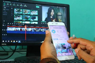Pekerja kreatif mengunggah konten video sebuah perusahaan di Malang, Jawa Timur. ANTARA/Ari Bowo Sucipto