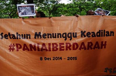 Mahasiswa Papua melakukan unjuk rasa terkait peristiwa Paniai, di depan Gedung Komisi Nasional Hak Asasi Manusia (Komnas HAM), Jakarta,  8 Desember 2015. TEMPO/Imam Sukamto
