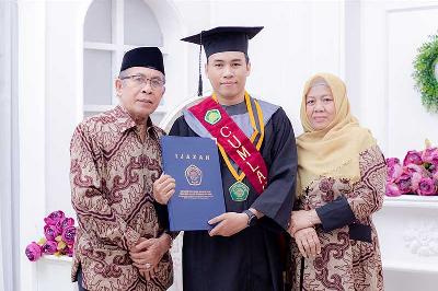 Alfani Hidayat lulus S-1 Hukum Keluarga Islam dari Universitas Islam Negeri Maulana Malik Ibrahim Malang dengan predikat Cum Laude. Dok Pribadi