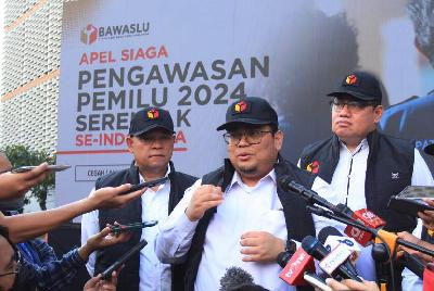 Ketua Bawaslu Rahmat Bagja (tengah) usai apel siaga pengawasan Pemilu 2024 serentak se-Indonesia di Jakarta, 14 Juni 2022. ANTARA/Reno Esnir
