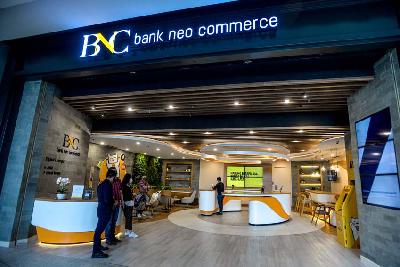 Suasana digital lounge Bank Neo Commerce di Ashta, Jakarta. Tempo/Tony Hartawan