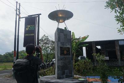 Monumen UFO di Kecamatan Berbah, Sleman, Yogyakarta. TEMPO/Shinta Maharani