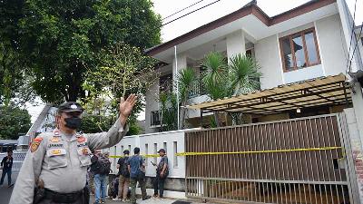 Suasana rumah dinas mantan Kepala Divisi Propam InspekturJenderal Ferdy Sambo saat petugas melakukan olah TKP di Komplek Polri, Duren tiga, Jakarta, 23 Juli 2022. Tempo/Febri Angga Palguna