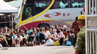 Sejumlah Pekerja Migran Indonesia dideportasi melalui PLBN Entikong di Komplek Imigresen Tebedu, Sarawak, Malaysia, 28 April 2022. ANTARA/Jessica Helena Wuysang