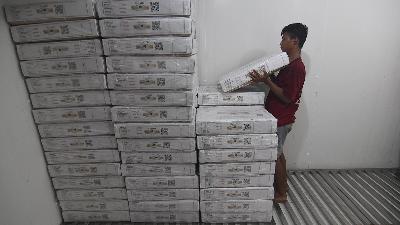 A worker arranges packaged frozen meat in a specific warehouse the Central Sulawesi Bulog Office in Palu, Central Sulawesi, July 3.
ANTARA FOTO/Mohamad Hamz
