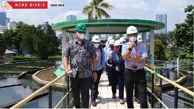 Para petinggi PAM Jaya melakukan inspeksi pada salah satu fasilitas pengolahan air.