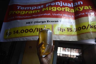 Pedagang membawa minyak curah yang sudah dikemas di gerai minyak goreng curah di Pasar Kosambi, Bandung, Jawa Barat, 7 Juni 2022. TEMPO/Prima Mulia