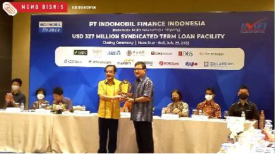 Direktur Bisnis UKM KB Bukopin Yohannes Suhardi menerima cinderamata usai penandatanganan kerja sama antara PT Indomobil Finance Indonesia dan bank-bank dari dalam dan luar negeri, Bali, 29 Juli 2022.