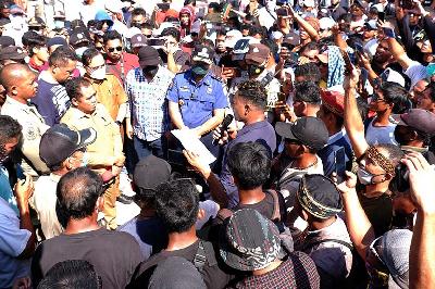 Warga berunjuk rasa menentang kenaikan harga tiket Taman Nasional Komodo di Labuan Bajo, Flores, Nusa Tenggara Timur, 18 Juli 2022. Dok. Flores Documentary Network