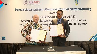 Penandatanganan nota kesepahaman (MoU) yang ditandatangani oleh Direktur Utama PLN Darmawan Prasodjo dan Direktur USAID Indonesia Jeff Cohen terkait kerja sama dalam mempercepat transisi energi di Jakarta, 3 Agustus 2022. 