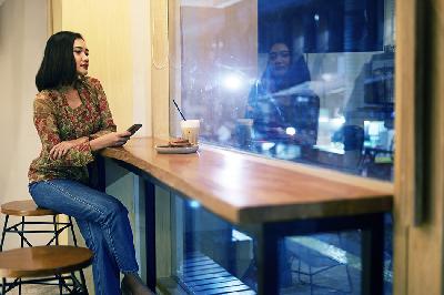 Karyawan swasta, Maria Fransiska, mengunjungi sebuah kafe di Cikini, Jakarta, 3 Agustus 2022. TEMPO/Nita Dian