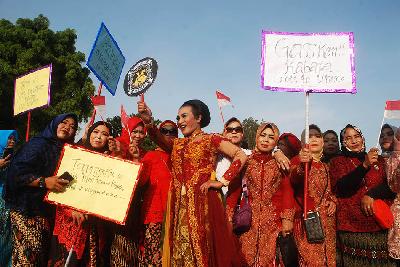 Warga desa dari 4 kecamatan mengikuti kegiatan Kebaya Lembang Goes to Unesco di Alun-Alun Lembang, Kabupaten Bandung Barat, Jawa Barat, 3 Agustus 2022. TEMPO/Prima mulia