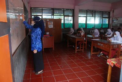 Guru mengajar sekolah dasar di Cikutra, Bandung, Jawa Barat, 17 Mei 2022. TEMPO/Prima mulia