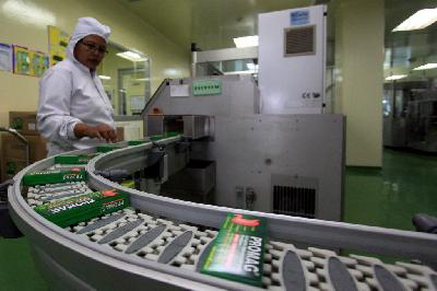 Pekerja melakukan pengemasan obat Promag di pabrik PT. Kalbe Farma Tbk., di Cikarang, Jawa Barat. ANTARA/HO-Ari