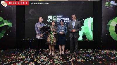 CEO PT Mowilex Indonesia, Niko Safavi (kanan), berpose bersama usai menerima penghargaan Perusahaan Terkelola Terbaik (Best Managed Companies) dari Deloitte Indonesia dalam Program Indonesia's Best Managed Companies, 2 Agustus 2022.