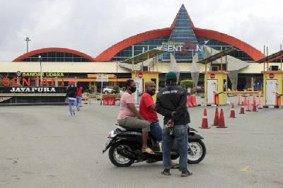 Warga beraktivitas di depan Bandara Sentani, Jayapura, Papua, 10 Juni 2022.  ANTARA/Gusti Tanati
