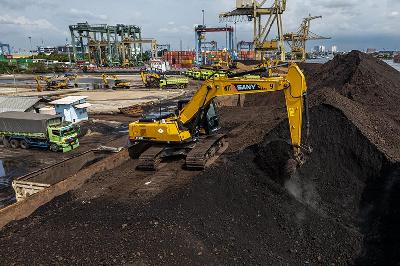 Aktivitas bongkar muat batubara di pelabuhan Tanjung Priok, Jakarta, 4 Agustus 2022. TEMPO/Tony Hartawan